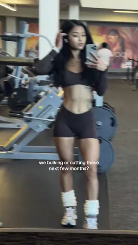 can’t decide. I want defined abs but I also want bigger legs 😞 #gym #bulking #cutting
