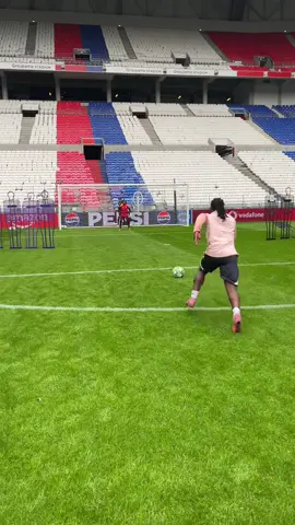 🇲🇼 Chawinga trivela finish 🤯 #UWCL #WomensFootball #OLLyonnes #Chawinga 