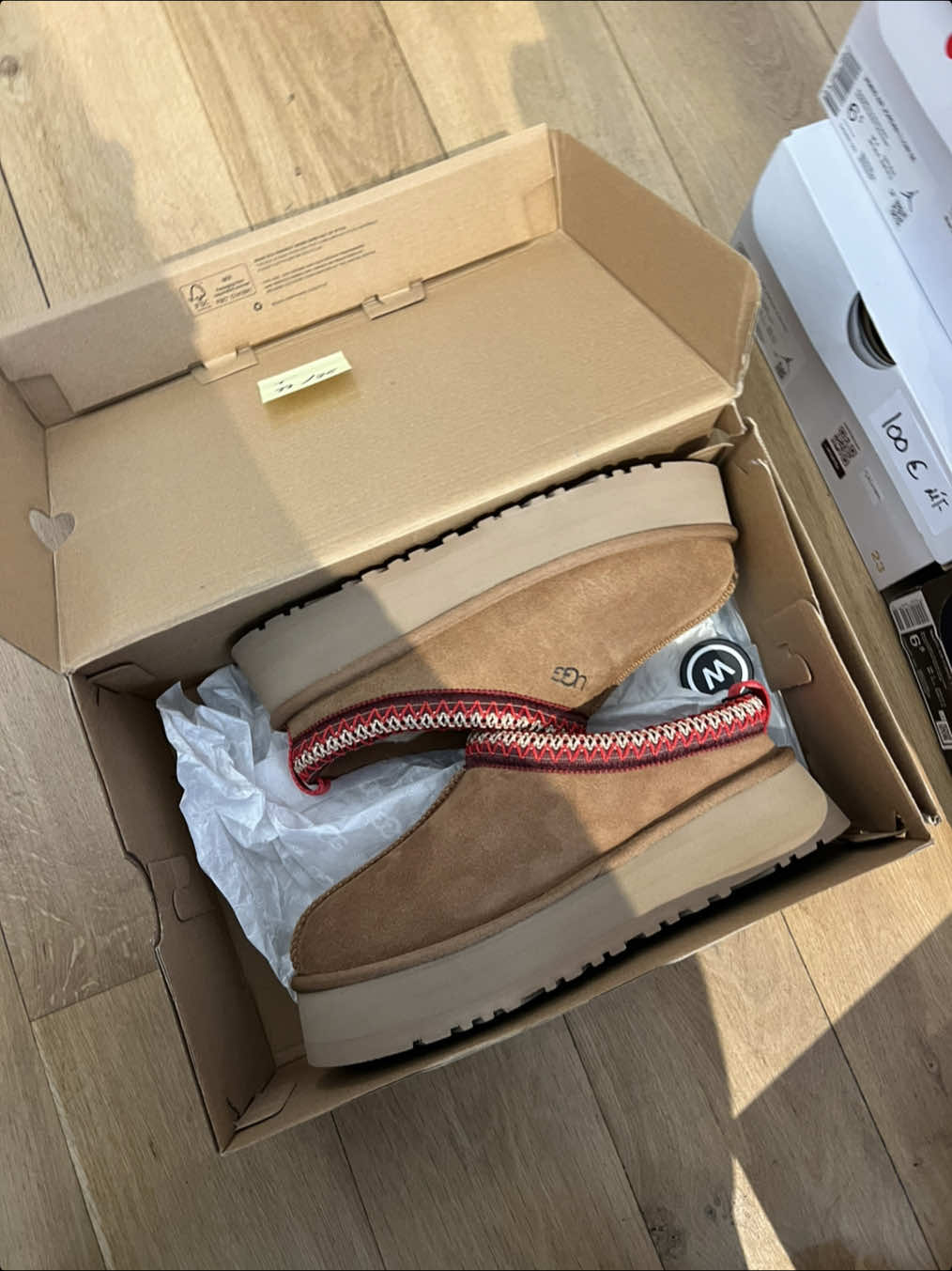 branchez vous @wethenew 💕💕💕 #wethenew #popupwethenew #shoesaddict #salomon #ugg 
