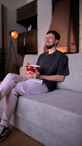 🍿 Enquanto a pipoca estoura, seu sofá já mudou de cor. Com as capas Modifika, você troca o visual da sua sala no tempo de preparar um snack 🤌 Quer combinar com a estação, com a vibe do dia ou esconder o “acidente” do pet artista? Sem crise, é só trocar e pronto 🤩 Cada capa tem zíper reforçado e encaixe perfeito, pensada pra durar, respirar e acompanhar todas as suas fases (e humores) 😝 Enjoou da cor? Modifika. Muda o look da casa, muda a energia, sem precisar mudar de sofá. Modifika, o sofá que acompanha sua vibe 🩵 #viraltiktok #creatorsearchinsights #casa 