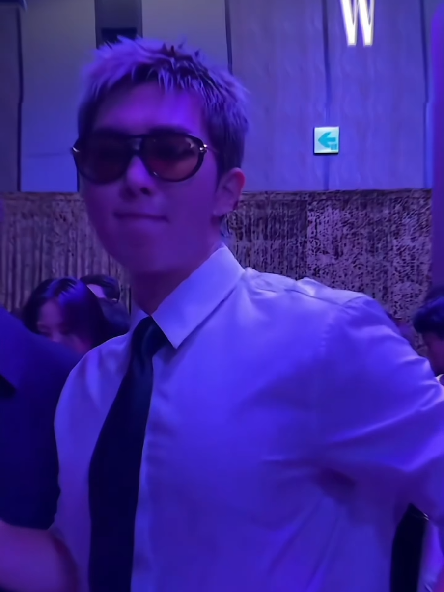 pake dibuka lagi jas nya namjoon 😭 #namjoon 