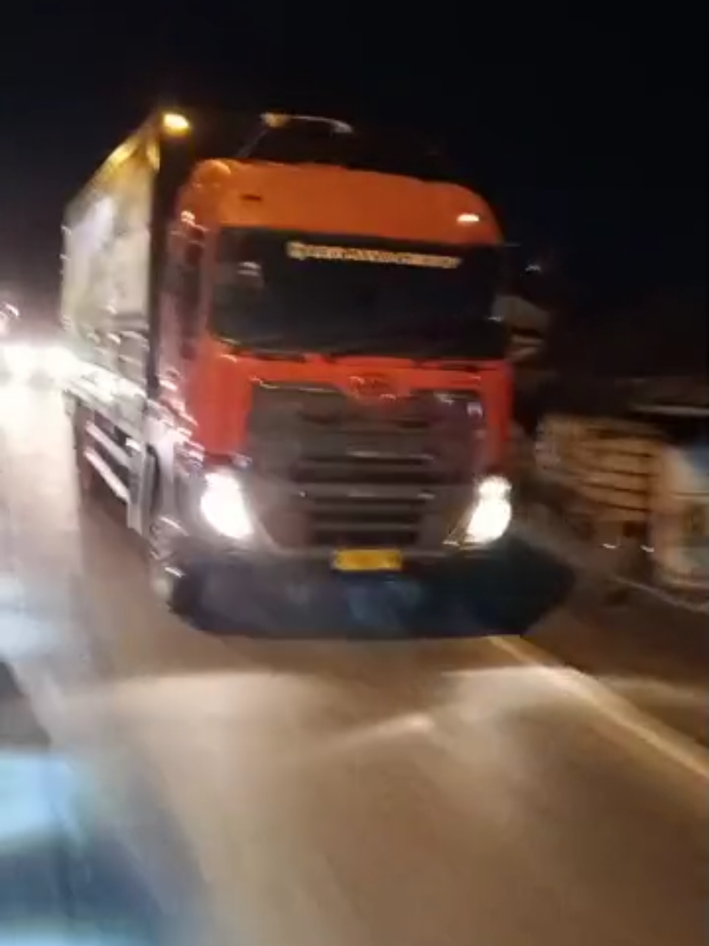 pesona supir serep ganti-ganti mobil 😊🤙 #quester  #udtrucks  #leojayagroup 