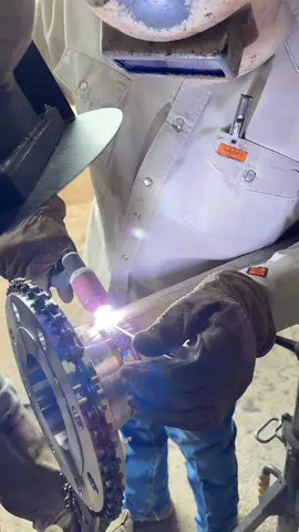 On some stainless today… we back like we never left stay tune 🤘🏽🤘🏽🤘🏽#welder #bluecollar #welding #combo #stainlesssteel 