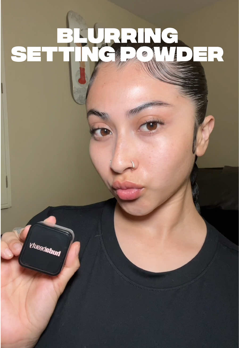 My favorite blurring setting powder 😍 you won’t catch me without it 🤭💕 I love how it’s like a real life filter   #hudabeauty #hudabeauties #blurringpowder #makeup #grwm 