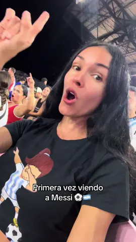 Anoche fue una experiencia ir a ver por primera vez a la selección Argentina y por supuesto a Messi jugar en vivo 😱 fue un partido amistoso 🇦🇷 vs 🇵🇷 (la selección de Puerto Rico es una selección joven con mucho talento y mucha energía, la pelearon hasta el final) #parati #fypシ #foryourpage #creatorsearchinsights #messi 