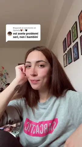 Risposta a @Ophelia🤎🤍🖤 Tommy che fa stimming dietro e Olly che guarda la tv in modalità statua😂 #mumlife #autismo #autismfamily #neurodivergent #adhdmum 