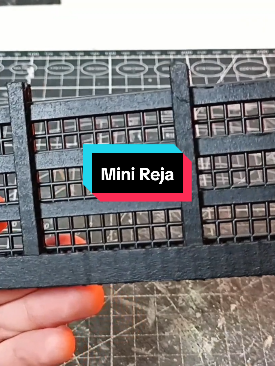 Acompáñame a construir una jaula para los MINI DINOSAURIOS de JURASSIC WORLD 🌎  Materiales: - Malla de Plástico  - Cartón de una caja de cereal o galletas  - Cartón grueso (caja de pizza, caja para envíos) - Pegamento / Silicón caliente  - Pintura - Esponja - Tijeras / Cutter  - Regla - Lápiz ¿Te gustó el video? Sígueme para más 🎬 ya que en mi perfil puedes encontrar los tutoriales para hacer tus propios escenarios, dioramas, maquetas, miniatura y otros proyectos DIY para decorar tus juguetes y figuras 🤖 diorama DIY  mini miniaturas tutorial tutoriales accesorios escenarios maquetas juguetes reja jaula Jurassic World  Jurassic World Rebirth Jurassic World Dominion Jurassic Park • • • #jurassicworldrebirth #jurassicpark #jurassicworld #maqueta #diorama 