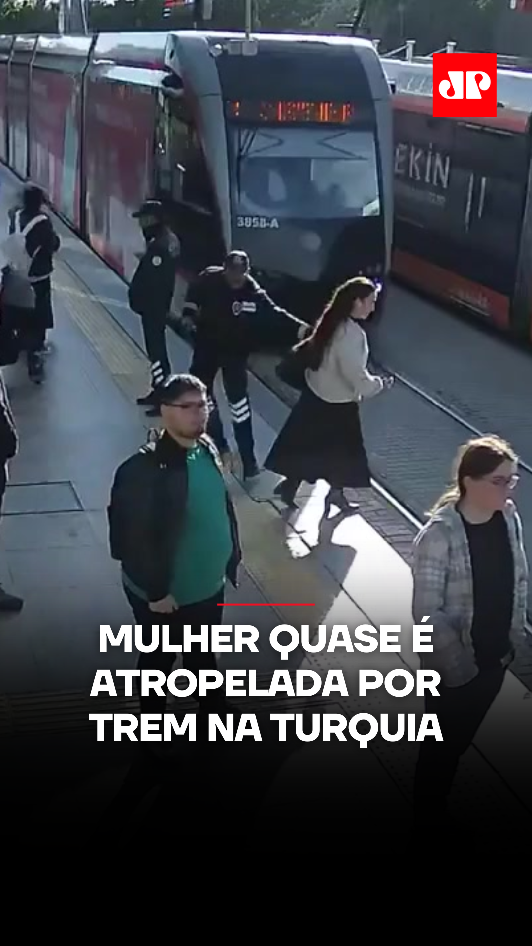 Uma mulher escapou por pouco de ser atropelada por um trem na manhã de terça-feira (14) na cidade de Kayseri, região central da Turquia. O incidente ocorreu em uma estação local e foi registrado por câmeras de segurança divulgadas pela Autoridade de Transportes de Kayseri. Nas imagens, a passageira aparece prestes a atravessar a linha férrea sem olhar para os dois lados, enquanto usava fones de ouvido e não percebia a aproximação do trem. Um guarda que estava na plataforma agiu rapidamente e a puxou pelo braço segundos antes da passagem da composição. O maquinista também conseguiu frear a tempo, evitando o atropelamento. A mulher não ficou ferida. As autoridades voltaram a alertar sobre os riscos de distrações com celulares e fones de ouvido em áreas próximas a linhas de trem. 📺 Confira na JP News e Panflix 🎥 Reprodução: Kayseri Transportation via Storyful #Acidente #Trem #Mulher #Batida #JovemPanNews