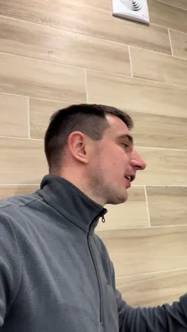 Дзвонить мені Олєшка Тігер і каже: «Вовчик, треба допомогти одній гарній людині — робота не велика, але треба акуратно. Плитку, може, зняти, може, не зняти. Гроші люди мають, все чесно. Треба організувати». Ну, а хто я такий, щоб відмовляти? Тим більше ціна питання — 15 000 грн. Бо, давайте чесно, це ж не просто так — возись із тими інструментами, збирай, розбирай, їдь, підлаштовуйся під клієнта. Такі роботи мають мотивувати, бо це і відповідальність, і час, і досвід. Приїхали ми на об’єкт — і що бачимо? 💧 З-під змішувача тече вода. З допомогою будівельного фена та гравера обережно демонтували плитку — і що приємно, зняли її цілою, без пошкоджень! Плитка вкладалась ще у 2022 році, і таку саму зараз не знайти, тому стояло завдання — зробити все максимально акуратно. І ми це зробили. Але без сюрпризів, як завжди, не обійшлось. Виявилось, що труба на різьбовому з’єднанні змішувача просто обламалась. Отак воно буває — робиш, стараєшся, все виглядає чітко, а потім вилазить подарунок від сантехніків. Але нічого — вирішимо, зробимо красиво, як завжди 💪@Dnipro M #плиточник #dniprom 