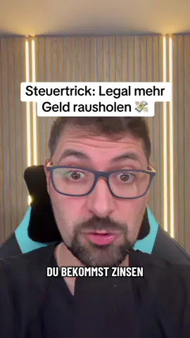 Viele zahlen ihre Steuern sofort – obwohl sie’s gar nicht müssten. 😏 Bei deutschen Depotanbietern wird die Abgeltungsteuer direkt abgezogen. Bei internationalen Depotanbietern bleibt das Geld dagegen erstmal in deiner Hand – bis du es in der Steuererklärung angibst. So hast du mehr Liquidität, mehr Spielraum – und der Zinseszinseffekt kann endlich für dich arbeiten. 💥 Ein legaler Steuerstundungseffekt, den viele einfach übersehen. ➡️ Den Link zu meinem Depotanbieter findest du in meinem Profil oder einfach direkt auf: ollinichtimdienst.de ✅ Es gelten die allgemeinen Geschäftsbedingungen. #steuern #finanzen #finanzamt #aktien #zinsensins  🎥 Video im Auftrag der eXagora Media GmbH für finmedia.net