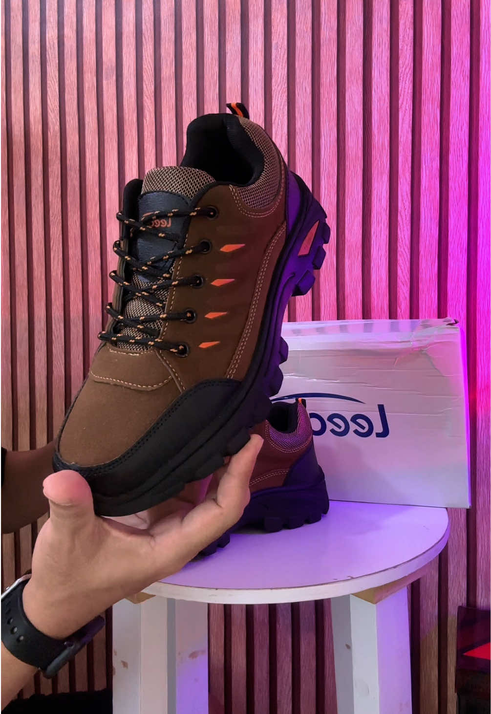 Sepatu hiking pria leedoo,sepatu sport rekomendasi untuk aktivitas di outdoor,bahan premium nyaman dan awet,model keren dan kekinian!!! #sepatupria #sepatuhiking #sepatuoutdoor #sepatusport #sepatupremium 