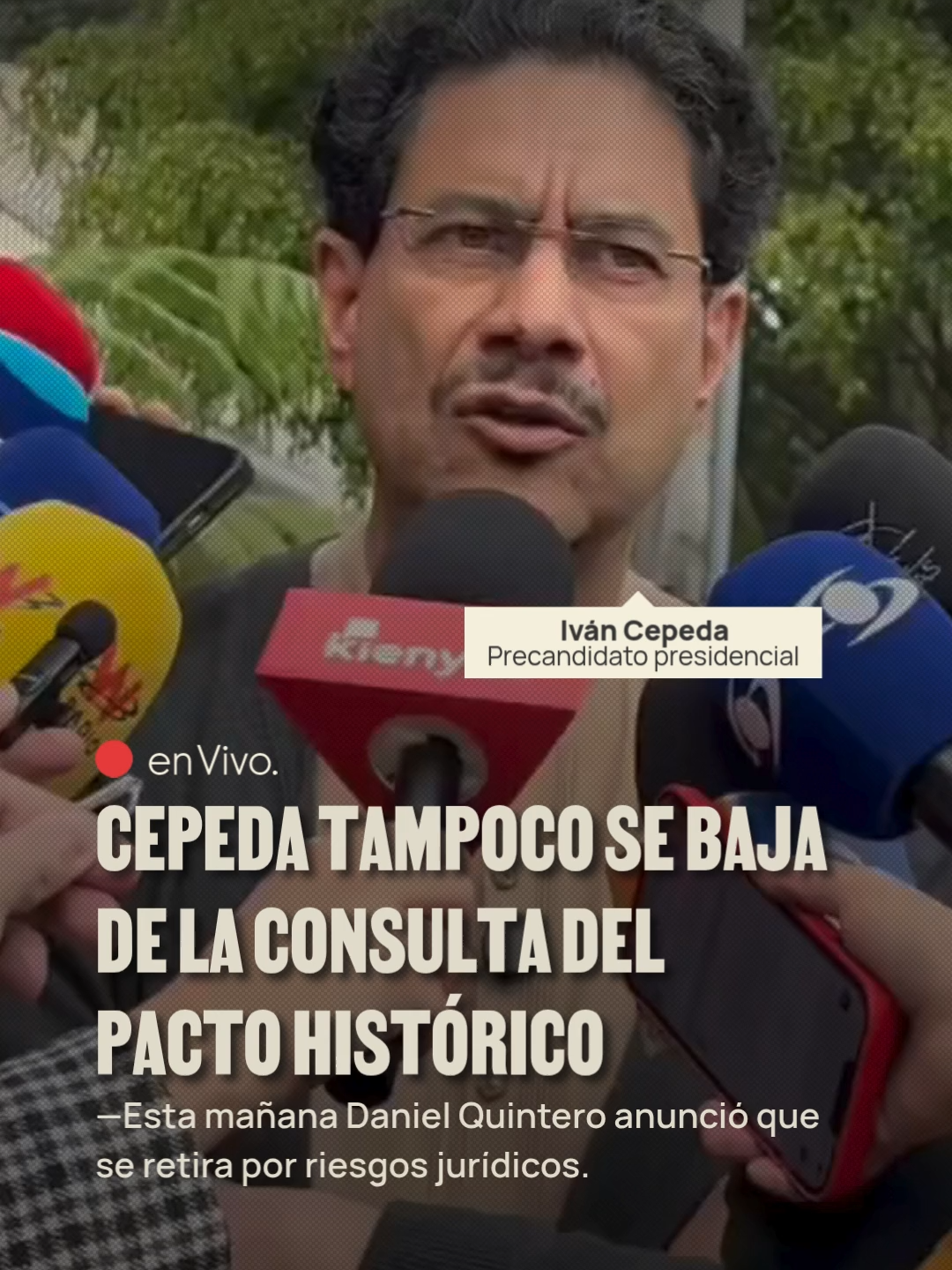#LaSillaEnVivo El precandidato presidencial Iván Cepeda confirmó que participará en la consulta del 26 de octubre del Pacto Histórico. Así las cosas, en el tarjetón solo aparecerán Cepeda y Carolina Corcho, después de que Daniel Quintero anunciara que se retira por riesgos jurídicos. Cepeda, además, coincide con Corcho en que la consulta es interna y que su participación no genera inhabilidades para participar en un Frente Amplio. “Para ese fin anuncio que le vamos a pedir al Consejo Nacional Electoral que nos certifique esa circunstancia para que el día de mañana no tengamos sorpresas”, dijo. El precandidato espera que el CNE deje por escrito la naturaleza de la consulta que, asegura, no es interpartidista. Por ahora, la consulta sigue en pie, pero podría quedar en duda si el CNE no emite una decisión favorable y les impide participar en las elecciones de marzo para conformar un Frente Amplio. “Ahí tendremos un problema, pero hasta ahora ese problema no existe. En ese caso veremos”, dijo. Quintero anunció en la madrugada que se bajaba de la consulta luego de que el Consejo Nacional Electoral (CNE) prohibiera el uso del logo del Pacto Histórico para promover las candidaturas al Senado, Cámara y Presidencia. Según Quintero, esta decisión cambia los efectos jurídicos de la contienda y el ganador queda bloqueado para participar en una nueva consulta interpartidista en marzo del 2026.