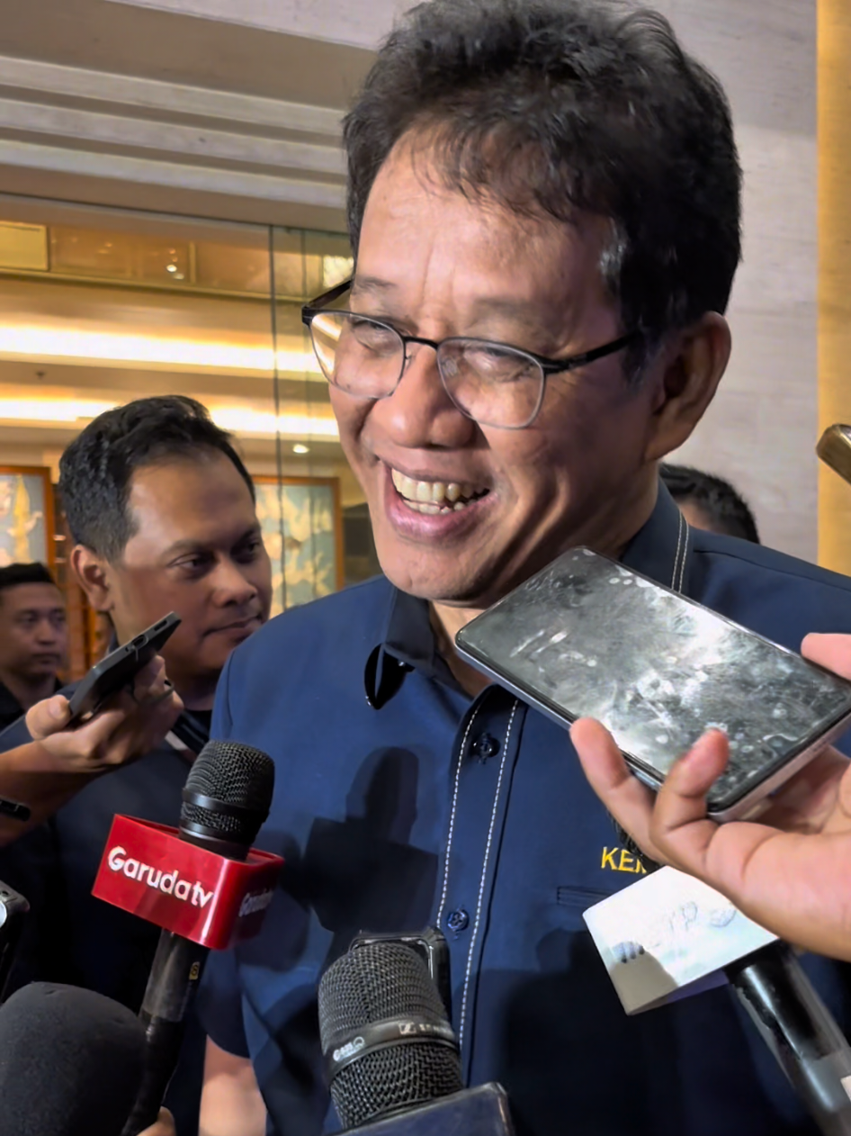 Malam Guys, menutup agenda hari ini, saya menghadiri rapat dewan pengawas Danantara, banyak hal yang di bahas termasuk rencana kerja dan anggaran perusahaan (RKAP) tahun 2025. Selain itu, terdapat agenda pemilihan komite independen Danantara. Dengan support dan doa dari temen2, ke depan pengelolaan Danantara akan semakin baik. #KitaKayaBersama #purbayayudhisadewa #kementeriankeuangan #uangkita 