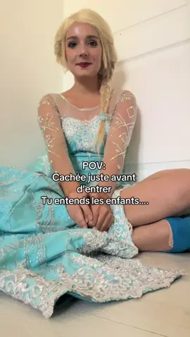 ❄️ Juste avant l’entrée d’Elsa… le silence avant la tempête de magie 👑💙 Je me cache dans la pièce, j’entends les rires, les voix, l’impatience des enfants… et mon cœur bat un peu plus fort 💫 Quelques secondes avant que la magie commence vraiment ✨ Et toi, tu aimerais voir l’entrée complète d’Elsa dans la prochaine vidéo ? 👇💬 #elsa #reinedesneiges #princesslife #animationenfant #momentmagique  