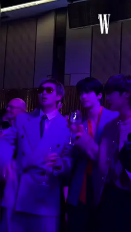 Ellos traen su propio ambiente 🤭  Namjoon, Soobin (TXT), Hobi, Taehyung y Bada Lee  @BTS @hobipower  Sigue a #l0ve_music_kp0p_ para más contenido 🔔  🔴 Si usas contenido no le quites la marca y no olvides dar créditos ✌🏻🔴 #RMATLOVEYOURW #JHOPEATLOVEYOURW #TAEHYUNGATLOVEYOURW #LoveYourW2025 