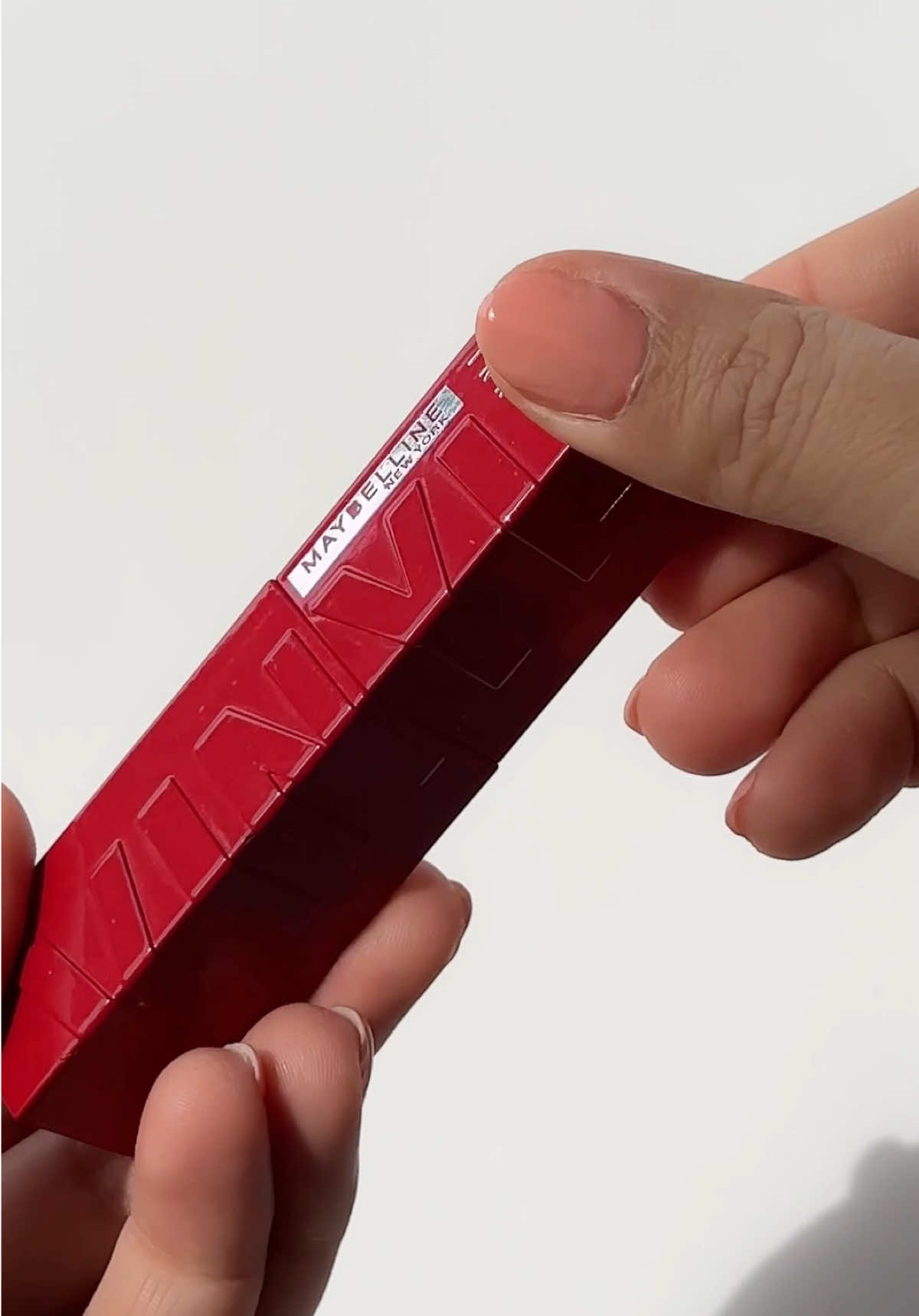 Des couleurs ultra-pigmentées, un effet Vinyl et jusqu’à 16h de tenue, l’encre à lèvres Superstay Vinyl Ink c’est le must-have de ton sac à main 🙂‍↔️💋 #maybelline 