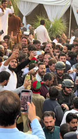 عمران خان کا وزیر اعلی سہیل افریدی حلف لینے کے بعد وررکز کے درمیان