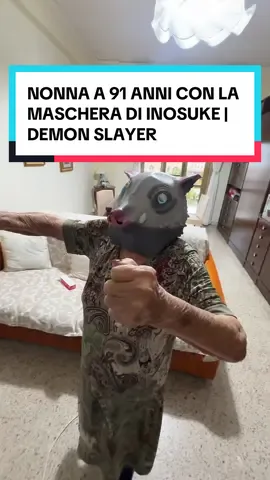 Nonna che indossa la maschera di inosuke è insane | Demon Slayer #demonslayer #kimetsunoyaiba #nonna #animehumor #virale 