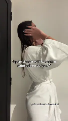 eu já não sei dançar e literalmente não posso tirar esse roupão kkkkkkkkkkk ficou pessimo 