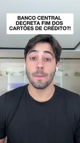 🚨 O Banco Central pode estar prestes a enterrar os cartões de crédito no Brasil. A partir do ano que vem, o PIX parcelado deve permitir que você parcele suas compras direto pelo aplicativo do banco — sem precisar de cartão. Cada instituição vai poder oferecer condições diferen tes no momento do pagamento: 3x sem juros, 12x, cashback, ou taxas menores. Na prática, o crédito vai deixar de ser controlado pelas bandeiras e passar a ser um sistema aberto, dinâmico e competitivo. Isso significa que os bancos tradicionais perdem poder, as fintechs ganham espaço, e o consumidor passa a ter mais liberdade para escolher onde e como quer parcelar. Desde que o PIX foi lançado, o uso de cartões de débito caiu de 26% para 11%, e o de crédito, de 20% para 14%. Agora, com o PIX parcelado, essa queda pode se transformar em ruptura. A pergunta é: será o fim dos cartões de crédito ou eles vão sobreviver apostando em milhas e benefícios?