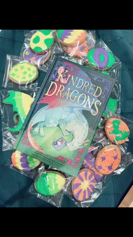 It’s a good night when you get a LIVE drawing with your book discussion! Signed copies of Kindred Dragons by Sarah Mensinga, a beautiful graphic novel, available now at Interabang Books! #graphicnovel #dragons #indiebooktok 