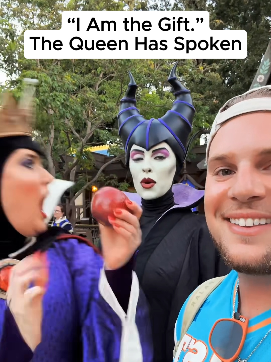 When the Evil Queen said “I am the gift” 🎁👑 even the mirror couldn’t argue! The fairest shade in all of Disneyland 💅 What was the funniest moment for you? Let me know in the comments! #EvilQueen #Disneyland #funny #fyp #DisneyVillains