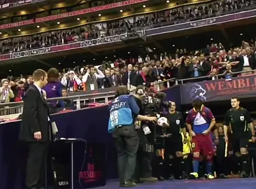 يا من أضأتَ العمرَ حين حضرتَ قد أظلمتَ بعدَ رحيلِك أيّامُنا لا يدخلُ الفرحُ قلبًا ذاقَ فقدَك ولا يعودُ النبضُ إلا حينَ نراكَ لا تظنَّ السكونَ راحةً لنا فالصمتُ بعدَك ضجيجٌ يوجِعُنا إنّ الحنينَ الذي أثقلَ صدورَنا قد أورثَ القلبَ وجعًا لا يُنسينا#fyp #lionelmessi #barcelona 