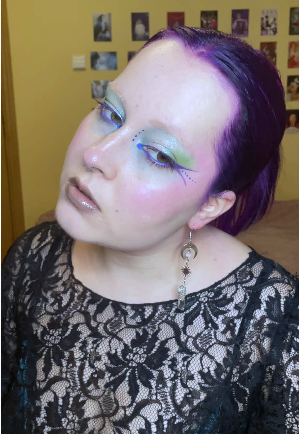 sexy evening makeup with a sprinkle of weirdness 💙✨ #fyp #makeup #makeuptutorial #creativemakeup #editorialmakeup 