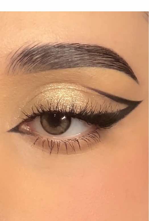 المنتجات✨: الشدو الاسود من باليت بيوتي باي - midnight  @BEAUTY BAY  القليتر برايمر من - نكس @NYX Cosmetics Arabia  القليتر باليت بيوتي باي - earthy   المسكارا من ysl beauty - lash clash @YSL Beauty  الكونسيلر من هدى بيوتي درجته  -sugar  ‏biscuit 3.5 @Huda Beauty  الباودر من هدى بيوتي ‬- peach الايلاينر من انجلوت - 77 @INGLOT  البلشر بترملت من نكس - my butta half #ميكب#تتوريال#makeup#tutorial#قليترز