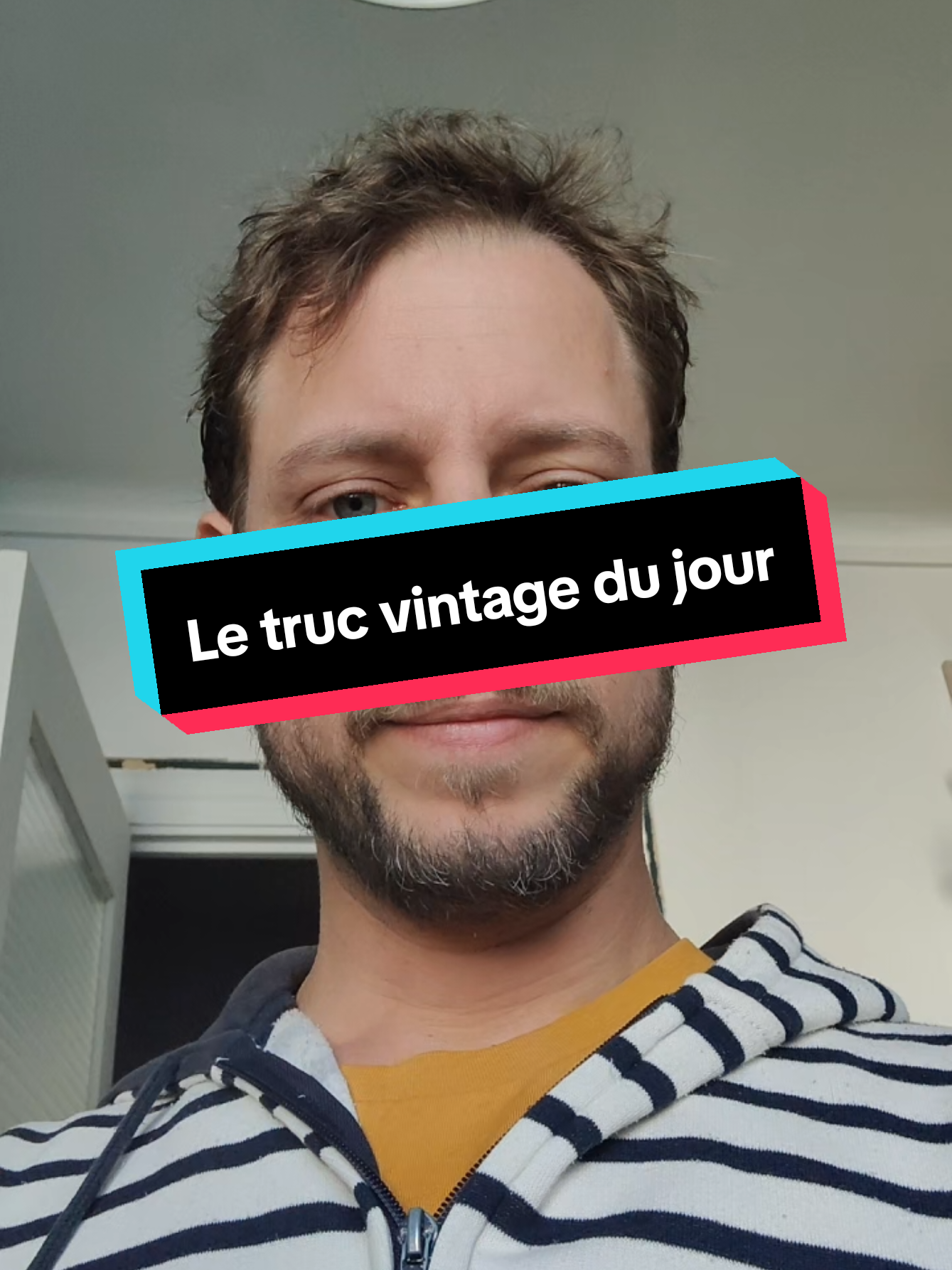 Vous avez déjà vu ça ?  Si quelqu'un a un nom ou une marque, je suis preneur. Ça serait marrant de changer le message 😄 #vintage #dotmatrix #affichage #neon 