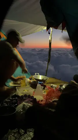 masak mahal view mahal 😭 #fyp #sunset #lautanawan #gunungsumbing3371mdpl #sumbingviagajahmungkur 