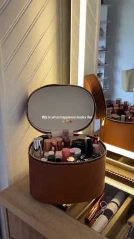 Our makeup bags are available on our website in bio or through our TikTok shop 🤎 #makeup #makeupbag #fashion #beauty #happiness 