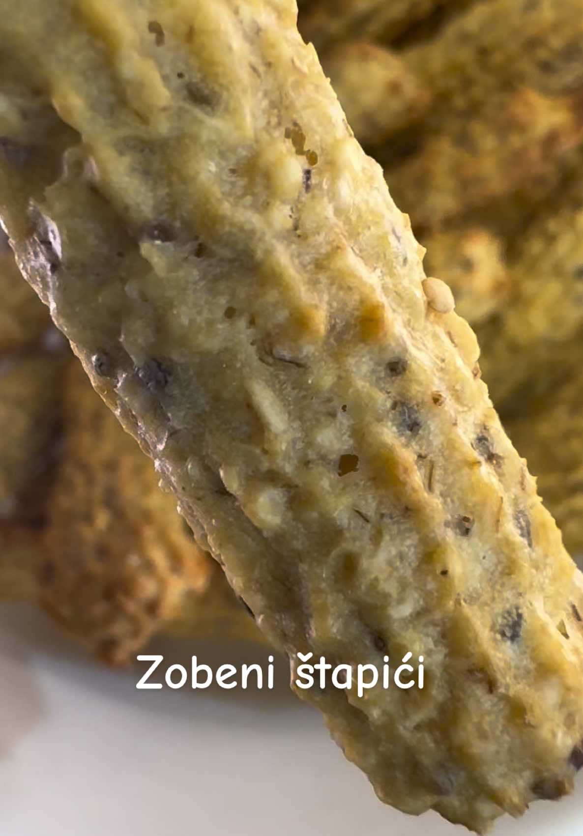 Zobeni štapići Oat sticks  Sastojci: 	•	125 g zobenih pahuljica 	•	8 g chia sjemenki 	•	80 g svježeg sira 	•	1 jaje 	•	5 g praška za pecivo 	•	Začini po želji Priprema: Sve sastojke izblendajte dok ne dobijete glatku smjesu. Smjesu stavite u vrećicu za ukrašavanje i istiskujte štapiće željene veličine na papir za pečenje. Pecite u prethodno zagrijanoj pećnici na 180°C oko 15 minuta. #zdravegrickalice #snackideas #asmr #oats #fyp  Ingredients: 	•	125 g oats 	•	8 g chia seeds 	•	80 g cottage cheese 	•	1 egg 	•	5 g baking powder 	•	Spices to taste Instructions: Blend all ingredients until smooth. Put the mixture into a piping bag and pipe sticks of your desired size onto baking paper. Bake at 180°C for about 15 minutes.