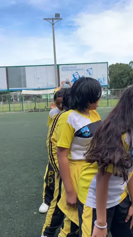 ¡Así vivimos nuestros concursos! 🎉 Entre risas, trabajo en equipo y mucha emoción, nuestros estudiantes aprenden a dar lo mejor de sí. 💪✨ #EducaciónConValores #CreciendoFelices #OrgulloEscolar #InscripcionesAbiertas