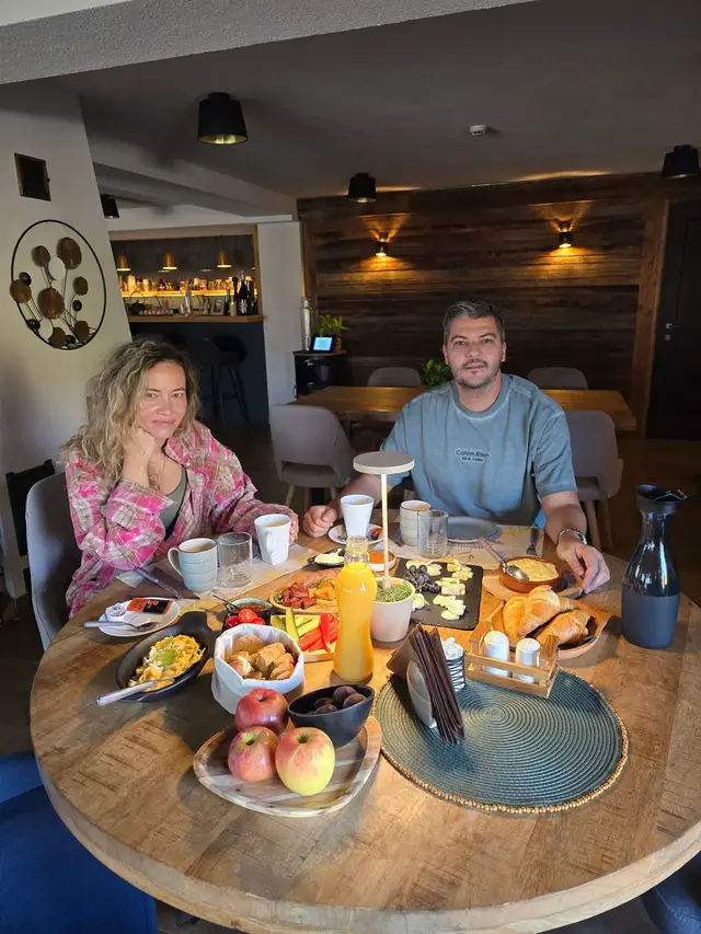 Harghita e genul de loc in care nu dai greș cu mancarea. Nu degeaba pentru anul 2027 judetul Harghita a fost ales ca Regiune Gastronomica Europeana.  Bucataria locala e un amestec intre traditie secuiasca, influente unguresti si romanesti si ingrediente din gospodarii – de la laptele adus dimineata din grajd, pana la zacusca, gemurile si branzeturile facute in casa.  Aici mancarea nu e doar despre a te sătura, ci despre experienta in sine – portii generoase, arome puternice, gusturi care iti raman in minte. De la gulasul secuiesc si tocanita de vitel gatita incet, pana la deserturile-experienta din Miercurea Ciuc sau Odorhei sau prajiturile cu fructe de padure culese din imprejurimi – totul are o poveste, un ingredient local si un strop de suflet. Iar daca vii aici cu gandul sa tii dieta, e simplu: o tii… pana la primul gulas. Si chiar daca in vizita asta am descoperit locuri noi de cazare, gustul Harghitei a ramas totusi acelasi – senzational. La Timian Chalet, am gasit un restaurant cu adevarat special, unde accentul e pus pe ingrediente naturale si produse proprii din ferma – branzeturi Timian de la ferma din incinta complexului, preparate din carne de capra si retete traditionale reinterpretate - preferata mea o combinatie de branza de capra cu vaca si condimentata cu piper. De fapt, aproape tot ce am mancat provenea din productie proprie: iaurt, branzeturi, mezeluri, paine de casa.  Preparatul-vedeta este iedul sau mielul sub clopot, gatit lent, peste 3 ore – iar micul dejun e un adevarat rasfat, genul acela de masa dupa care te-ai mai baga inapoi la somn un pic. La Oxygen Resort Romania gasiti un restaurant cu priveliste superba, iar meniul imbina preparatele servite in regim de bufet cu cateva optiuni à la carte – de la burgeri artizanali, cotlet de porc in sos de vin rosu sau piept de rata cu piure de dovleac, pana la falcuta de vita cu aluat de nuca.  In plus, am avut ocazia sa degustam si preparatele speciale pe care vor sa le adauge in meniu curand: friptura de vânat excelent gatita, vita si ficat de rata in frunza de sfecla, dar si o supa crema de fân plus... inghetata de fân (da, ati citit bine) – probabil cea mai neasteptata si spectaculoasa combinatie de gusturi din toata zona. La Eskaperdo Resort sejururile includ momentan doar micul dejun, cu produse locale proaspete, iar cina poate fi comandata de la Schwarz Bistro, celebrul restaurant din Odorheiu Secuiesc, si livrata direct la vila. Ori poti incerca unul dintre localurile traditionale din zona.  Harghita e o zona in care se mananca bine, iar fiecare masa devine o experienta in sine. Poate de asta, oricat de multe locuri ai vizita, in Harghita iti doresti mereu sa mai revii.  Cel mai probabil nu e doar din cauza locurilor frumoase, ci si a felului in care Harghita stie sa te cucereasca… (si) prin farfurie. #VisitHarghita