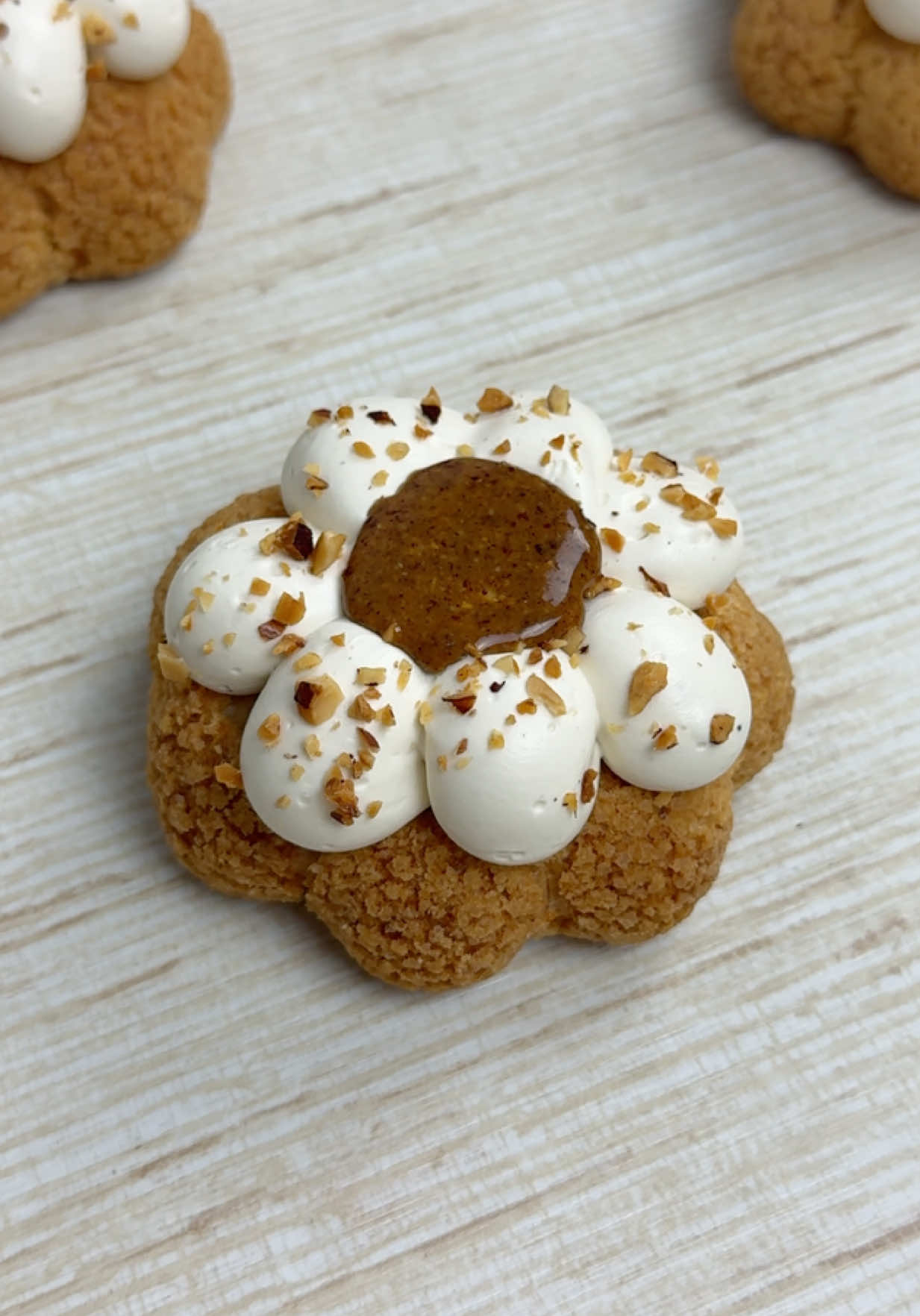 🇫🇷 Choux café noisette. Recette dans mon e-magazine, édition automne. Lien dans la bio ou commente « recette » 🇬🇧 Coffee & Hazelnut Choux. Recipe in my e-magazine, Autumn edition. Link in bio or comment “recipe” 🇪🇸 Choux de café y avellana. Receta en mi revista digital, edición otoño. Enlace en bio o comentario 