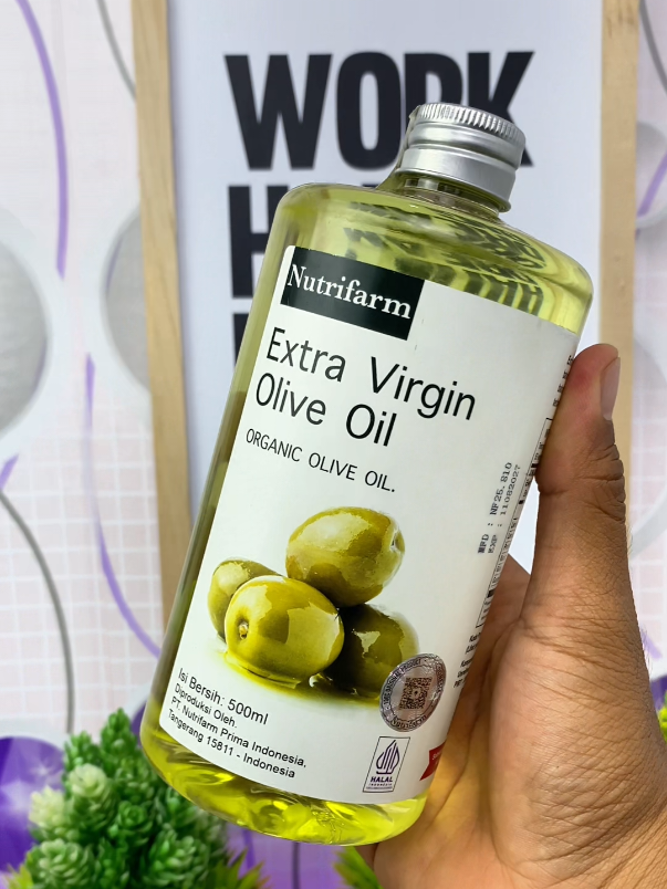 Minyak Zaitun Nutrifarm Extra Virgin 500ml 🌿 “Makanlah minyak zaitun, karena ia pohon yang diberkahi.” (HR. Tirmidzi) Perasan pertama (cold pressed), bisa diminum langsung atau dicampur makanan. Lembut, alami, dan menutrisi dari dalam. ✨ Promo terbatas! #MinyakZaitun #Nutrifarm #ExtraVirginOliveOil #ColdPressed #ZaitunAsli 