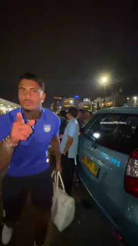 Yogya, kami datang lagi 🫶🏻💙 Disambut para Bobotoh, tim Persib tiba di Stasiun Tugu Yogyakarta pukul 23.40 WIB tadi.