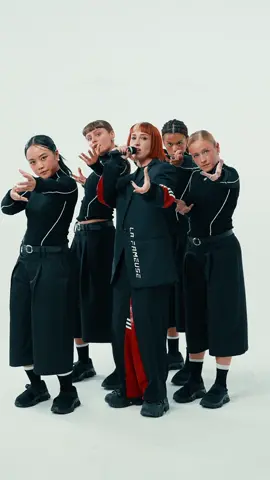 Le monde ressemble à un lendemain de fête 🤷‍♀ 🌍 🗑️ Certains d’entre vous l’ont peut être entendu à la radio, je teste la chorée pour le live et peut être même que j’aurais un clip à vous balancer 👀 🔥 #lendemaindefete #dance #tiktokmusic #newmusic 