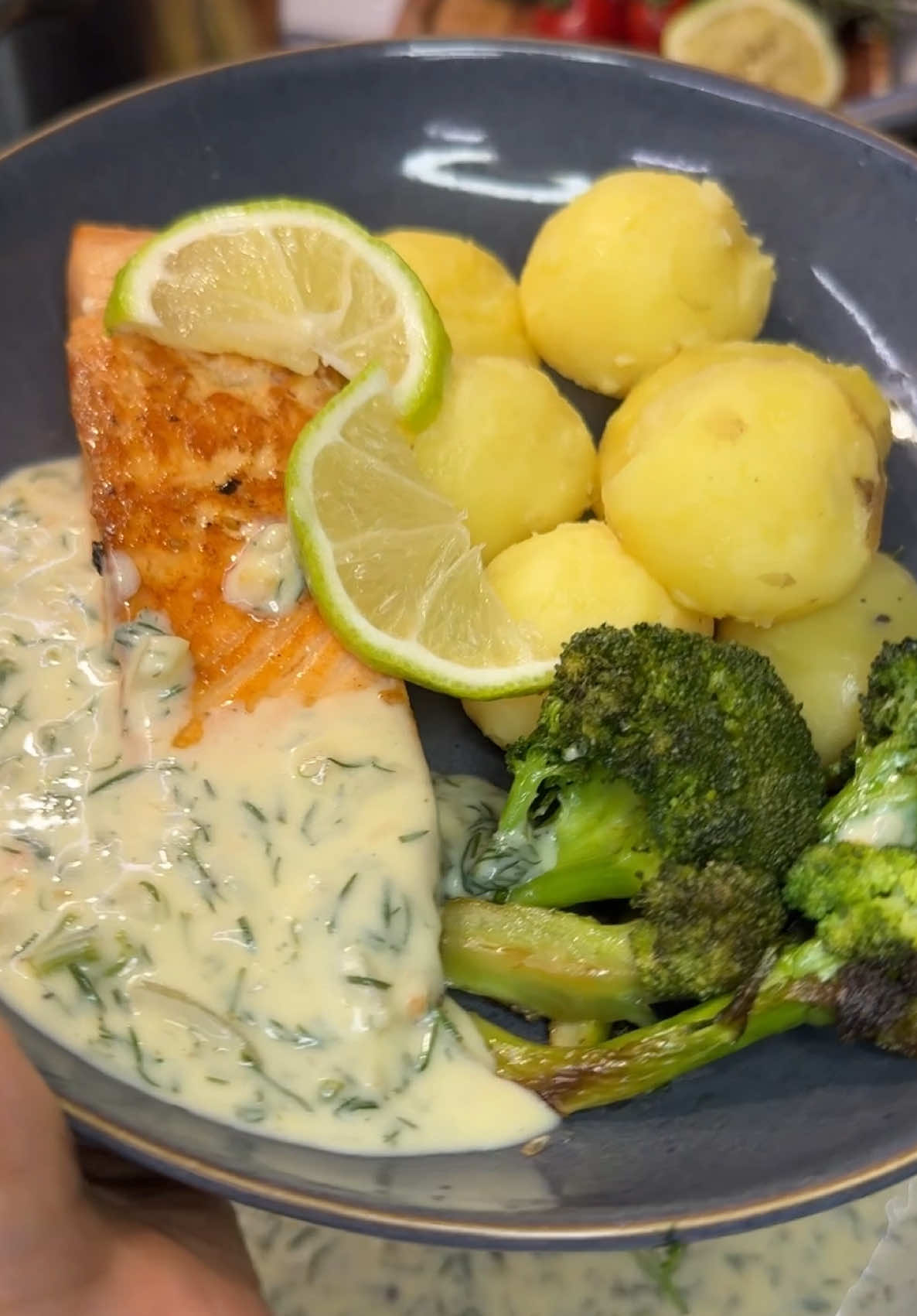 Lachs mit Kartoffeln 🥔 😍& cremige Soße 🍣🥦😋🔥 -lecker, einfach & schnell 💨  👉🏻Rezept auf YouTube 🎥⬆️⬆️⬆️ #EasyRecipe #tagesrezept #food #goodvibes #fyp 