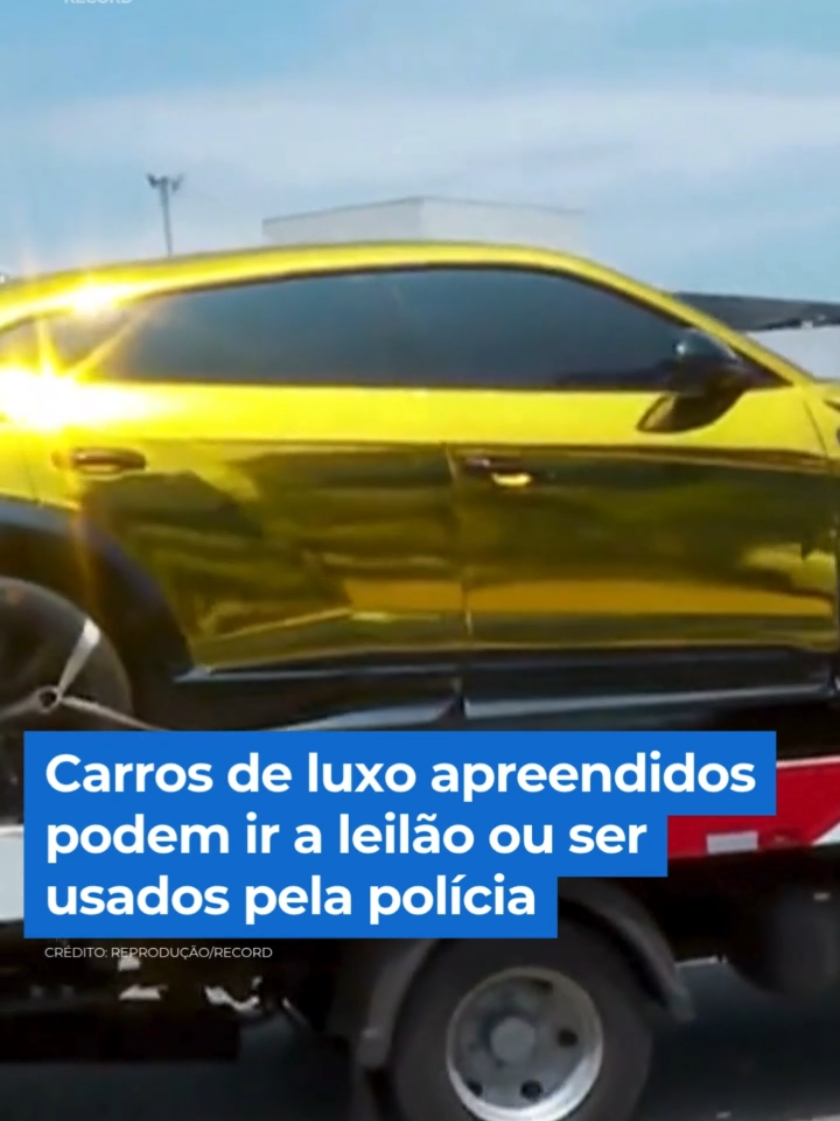 Na recente Operação Narco Bet, a Polícia Federal apreendeu uma série de veículos luxuosos como parte das investigações sobre um esquema internacional de lavagem de dinheiro e tráfico. Entre os bens confiscados estão automóveis avaliados em mais de R$ 10 milhões pertencentes a Bruno Alexander Souza Silva, conhecido como o Buzeira. A ação policial visou desmantelar uma rede que teria movimentado cerca de R$ 600 milhões através do narcotráfico. Entre os modelos apreendidos, destacam-se uma McLaren avaliada em mais de R$ 3 milhões e uma Lamborghini folheada a ouro estimada em R$ 4 milhões. Além dos carros esportivos raros, as autoridades também confiscaram armas encontradas no local. Os veículos recolhidos passam para custódia judicial e podem ser leiloados ou utilizados pelas forças policiais enquanto o processo está em andamento. Essa prática visa evitar a deterioração dos bens e garantir que eles sejam usados para ressarcir prejuízos causados pelo crime organizado. 👉 Assista à reportagem completa do #BalançoGeral em R7.com/balancogeral