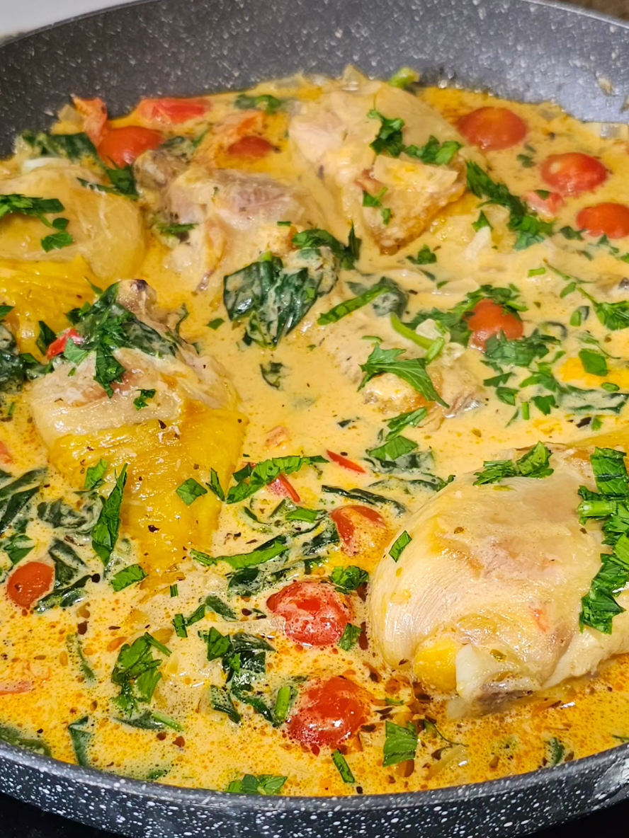 Pui cu sos de smantana si spanac, in stil toscan. Un deliciu! #retetesimple #yummy #foryou #inbucatariecujenny8 #fyp 