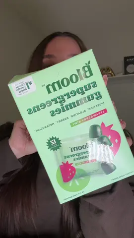para las que quieren el efecto del jugo verde de bloom pero no quieren tomárselo, estas gomitas son divinassss y un paquete es lo mismo que un vaso de @Bloom Nutrition 💜