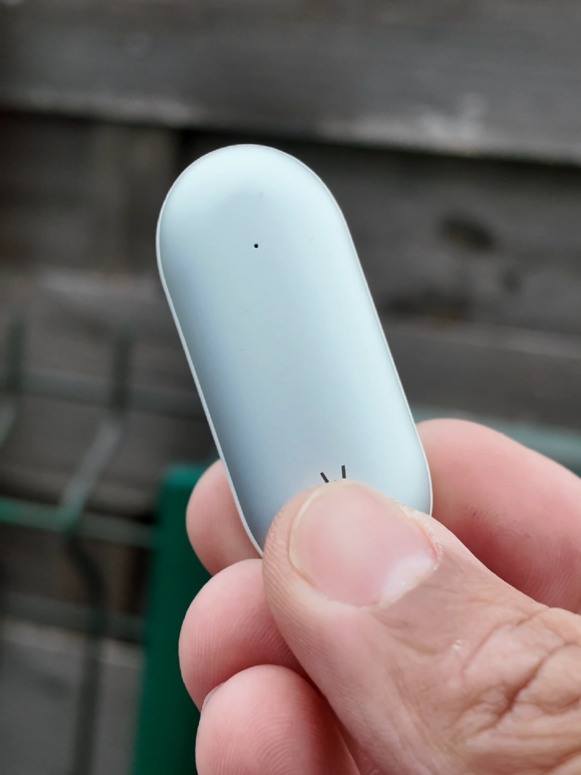 Voici le PLAUD NotePin !!  C'est un preneur de notes portable et compact doté d'une IA qui capture et retranscrit les conversations, pour en faire un résumé. Il permet d'optimiser son temps et son travail tout en économisant la batterie du téléphone. C'est parfait pour les réunions professionnelles au travail, mais aussi pour les étudiants ou tout simplement pour enregistrer des mémos L'utilisation est très simple et toutes les données Sont sécurisées  Il est en plus élégant et peut se porter de différentes manières. Il supporte plus de 112 langues.  Pour ceux que ça intéresse, le lien est dans ma biographie. #PLAUD #PLAUDPIN #CHATGPT #VOICERECORDER 