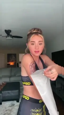 Tatuagens temporárias são a nova moda! Acesse nossos produtos e experimente você mesmo! #compras #tatuagem #tatufake #tatuagemfake #tatuagembrasil 