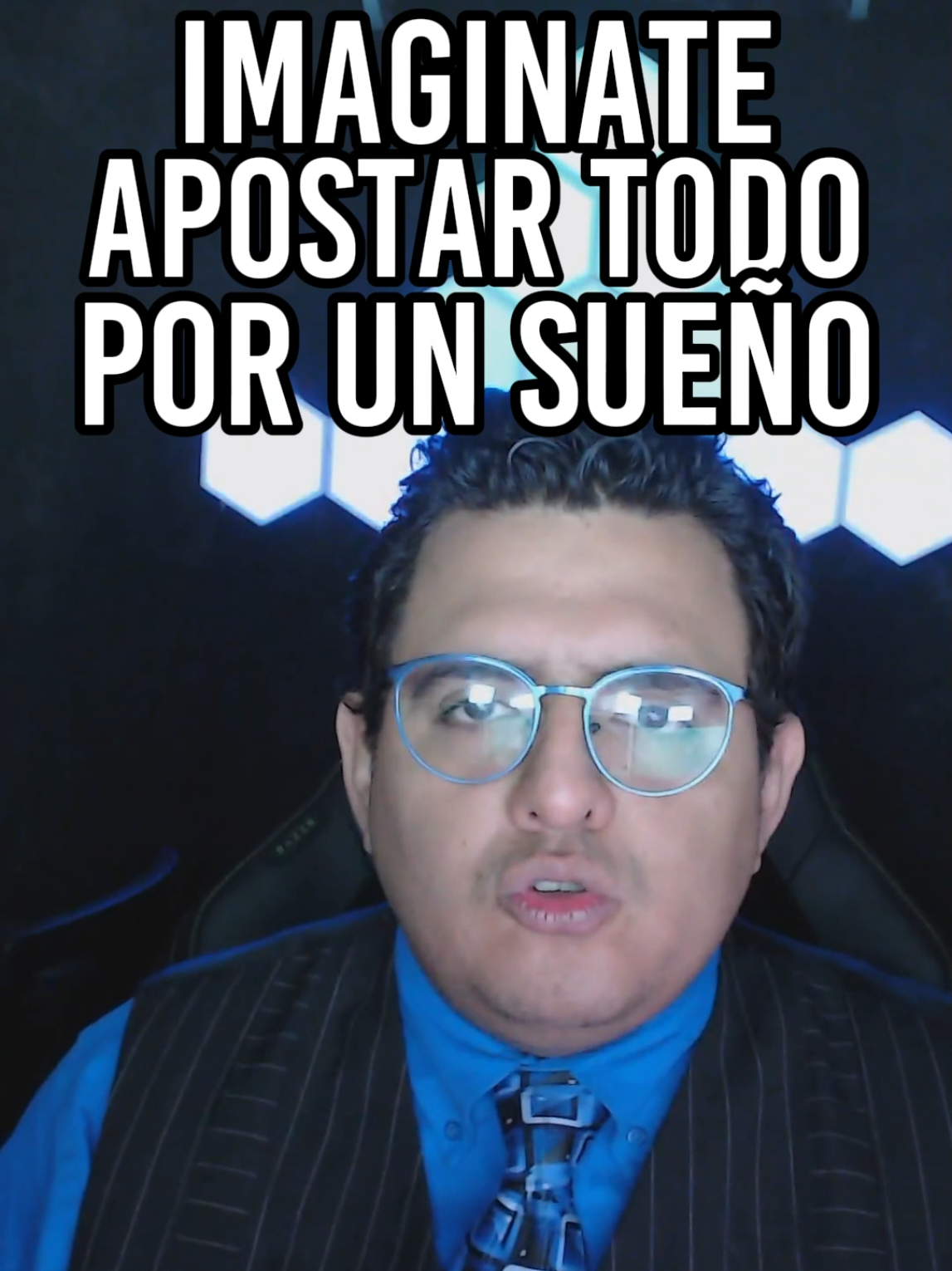 😅 Imaginá apostarlo todo a un sueño y que funcione.  Eso fue exactamente lo que hizo Rone Vine, un desarrollador independiente que dejó su trabajo, vació sus ahorros y se lanzó a crear Emissary Zero, un juego de terror cooperativo espacial… con el riesgo de perderlo todo 👀. Pero el destino tenía otros planes: tras un comienzo desastroso y un rechazo temporal de Steam, el juego se viralizó gracias a un streamer brasileño en TikTok 🎥🔥. Lo que empezó con apenas 50 listas de deseos terminó vendiendo más de 150.000 copias y acumulando reseñas “muy positivas”. Vine contó que terminó los textos del juego tres días antes del lanzamiento y las traducciones solo 48 horas antes 😬, pero su dedicación lo salvó de la ruina. Hoy, con más de 200.000 usuarios siguiéndolo y una secuela en desarrollo, su historia demuestra que no hace falta un gran estudio para triunfar —solo agallas, un teclado y mucho fe☕💻. Emissary Zero está disponible en Steam por 9 dólares, y si querés probarlo antes, hay una demo gratuita lista para descargarlo. 🎮💀 #gamer #emissaryzero #gaming #videojuegos #indiegame 