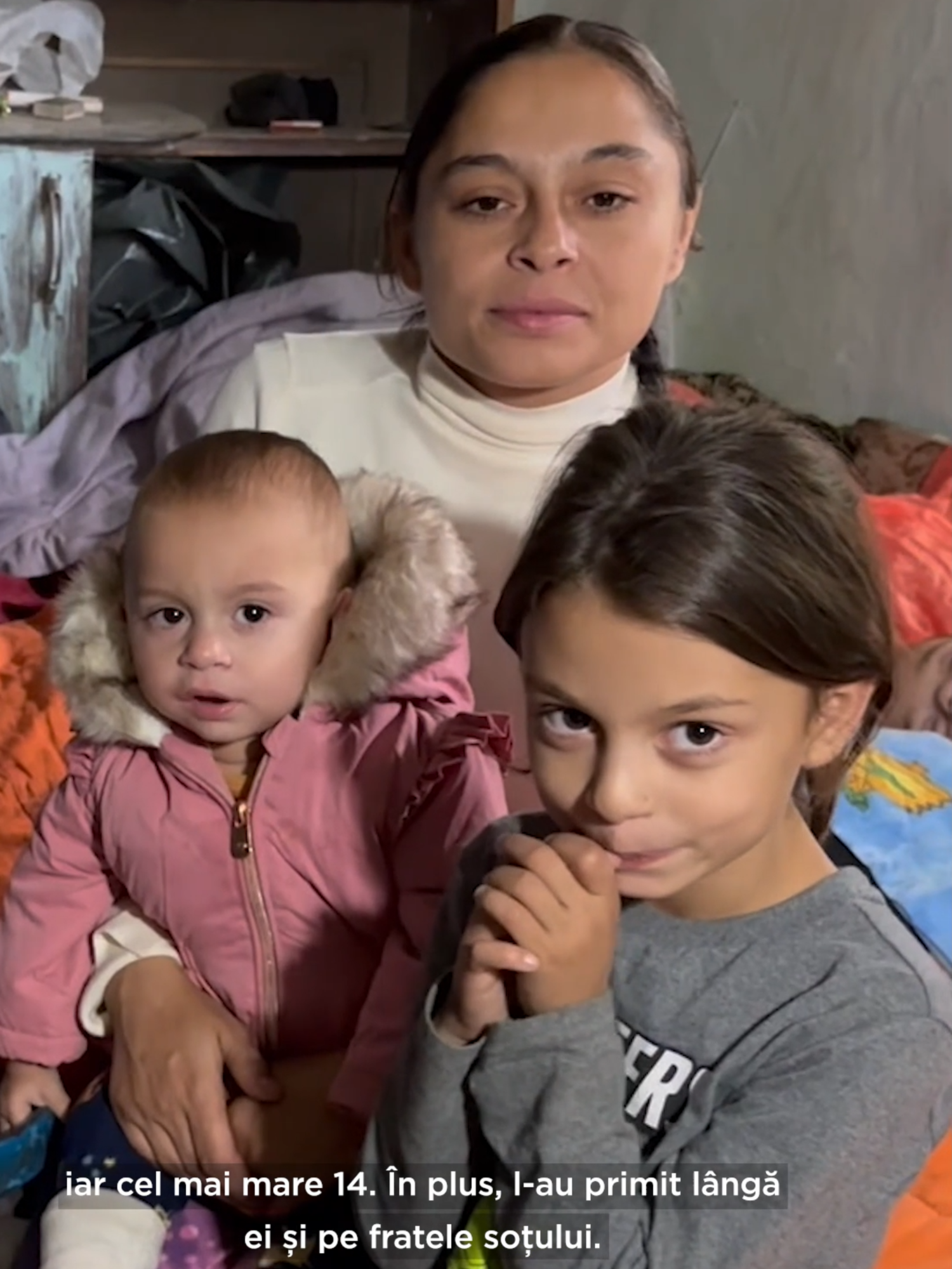 Aproximativ 1,2 milioane de copii din România trăiesc în risc de sărăcie sau excluziune socială. Este una dintre concluziile raportului realizat de Organizația Salvați Copiii.  Țara noastră se află pe locul al treilea în Europa în acest top nedorit, după Bulgaria și Spania.  Un exemplu elocvent despre această situație vine din comuna ieșeană Schitu Duca, unde o familie cu opt copii trăiește într-o singură cameră. #saracie #copii #news #romania