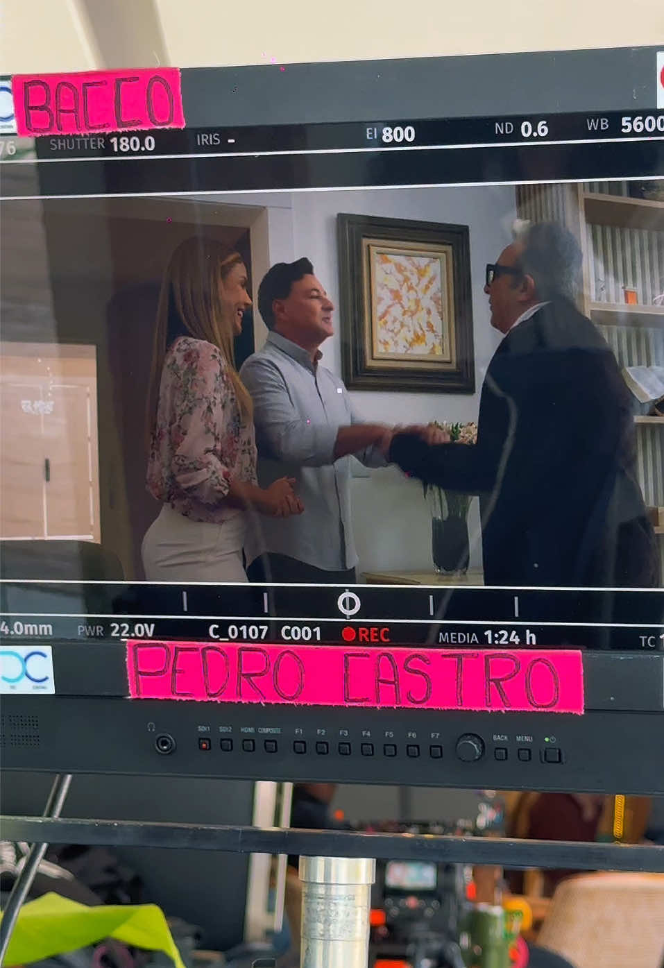 ARCANJO RENEGADO  Bastidores de uma história que não para!!  5ª temporada finalizada, 4ª prestes a estrear e sim a 6ª já está confirmada! 💥 Orgulho e gratidão por fazer parte dessa família de gigantes que tudo faz acontecer… dentro e fora de cena! Não vejo a hora de vocês conhecerem a minha Elaine Carolina…👀  @TV Globo 🎬  #bastidores #arcanjorenegado #série #vemai #globoplay 