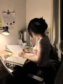 hami baa iga dhex guuxaya😔 #foryoupage #somalitiktok #studyhard #study 