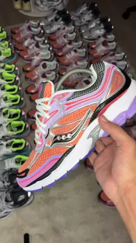 Grosse promo sur les saucony ! site en bio #saucony #sneakaddict #asics 